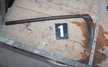 В Навои пьяный мужчина устроил драку в ресторане и ударил официанта серпом в шею