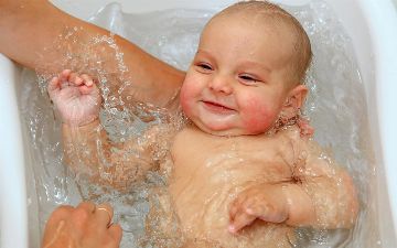 Как правильно купать новорождённого малыша?