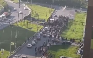 В Подмосковье толпа людей заблокировала движение в миграционный центр, чтобы встать на учет