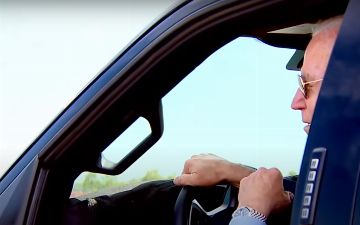 Президент США сел за руль нового внедорожника Ford