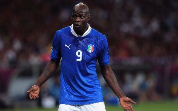 Нападающий «Монцы» Марио Балотелии стал жертвой расистских оскорблений - фото