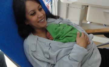 ВОЗ заявила об опасности разлучения новорожденных с матерями во время COVID-19