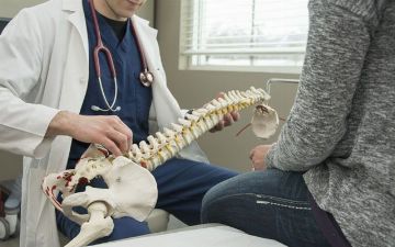 Как по позвоночнику можно определить ауру и биополе человека