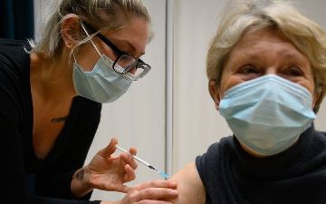 Ученые в Англии выяснили, какие вакцины эффективны против «индийского» штамма коронавируса