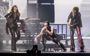 Во Франции метал-группа дала концерт специально для президента страны, который проиграл пари