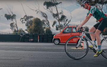 Велосипедист против самого дешевого автомобиля: рассказываем, что происходило и кто выиграл