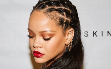 Рианна выпустила блеск для губ, который можно прикрепить к карману джинсов