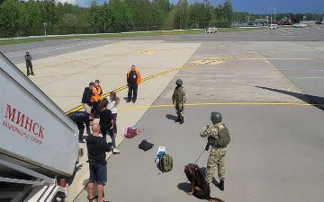 Белорусские диспетчеры сообщили пилотам Ryanair о минировании самолета на 27 минут раньше, чем получили сообщение о бомбе – СМИ