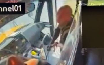 В США мужчина решил угнать школьный автобус, но столкнулся с грозным оружием — детьми