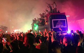 Футболист «Коджаэлиспора» выпал из автобуса во время празднования выхода в высшую Лигу Турции (видео)