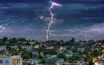Названа причина непредвиденного сильного ветра и грозы с дождем в Ташкенте