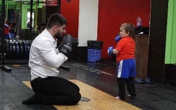 Как готовится Хасбик к предстоящему бою с Абдурозиком? Посмотрите в видео, как серьезно настроен юноша