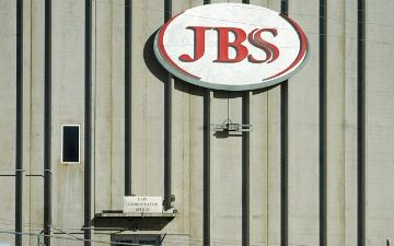 США заподозрили российских хакеров в кибератаке на крупнейшего производителя мяса JBS