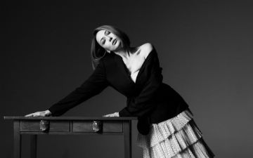 «У вас уже не осталось мест, которые вы не показывали»: хейтеры в очередной раз раскритиковали певицу Лолу за «черезчур открытый» наряд