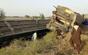 В Пакистане столкнулись два поезда. Погибли 32 человека