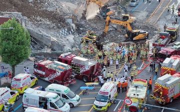 В Южной Корее пятиэтажный дом рухнул на остановку общественного транспорта: есть погибшие