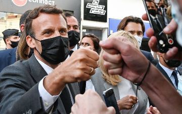 Ударивший президента Франции мужчина получил тюремный срок