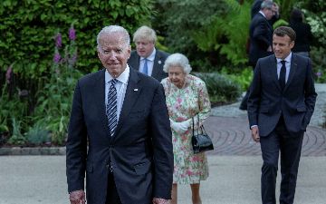 Байден нарушил королевский протокол на саммите G7