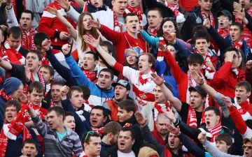 Болельщик упал с трибуны на матче Англии