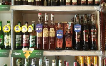 Продавцов алкогольной продукции обяжут требовать документы у покупателей, выглядящих моложе 21 года