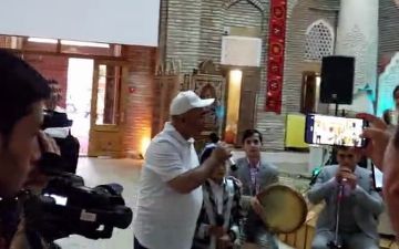 Хоким Кашкадарьинской области раскрыл свой талант к пению на фестивале молодежи 