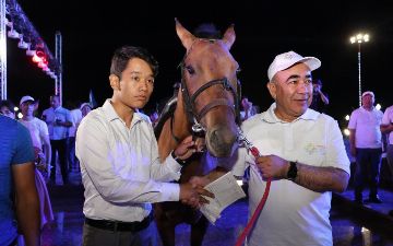 Парень из Кашкадарьи с отличием окончил школу и получил в подарок коня