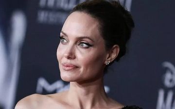 Анджелина Джоли показала новую татуировку - видео