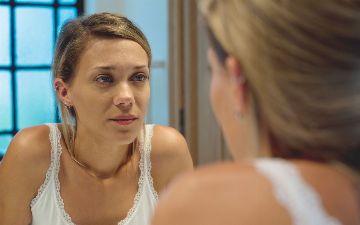 Косметолог рассказала о способах борьбы с утренней отечностью