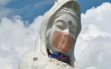 В Японии на огромную статую буддийской богини милосердия надели маску - видео
