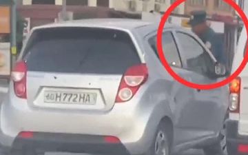 В Андижане водитель протащил на капоте инспектора ДПС