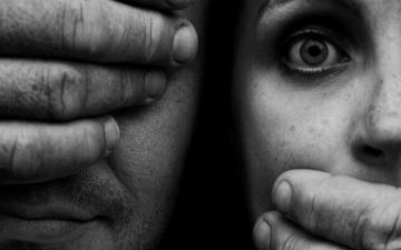 Стокгольмский синдром: как и почему мы начинаем любить своих мучителей