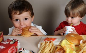 Диетолог назвал продукты, которые губят здоровье детей