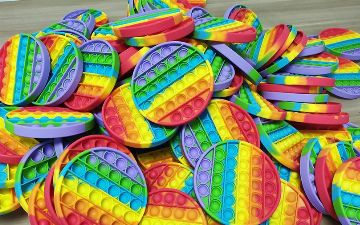 Обезьянка, снимающая стресс поп-итом, стала знаменитостью – видео