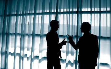 Узбекистанец пытался купить следователя за 100 долларов: отец «спал» со своей дочерью