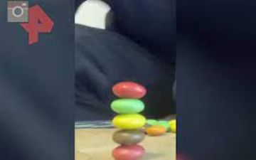 Очередной странный рекорд Гиннеса: парень из Британии собрал башню из конфет M&amp;M's – видео 