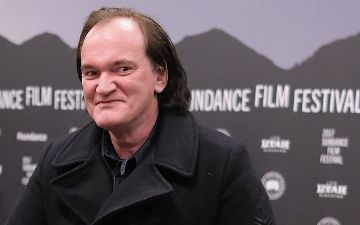 Режиссер Квентин Тарантино оставил автограф на стопе поклонницы, а теперь фотография подписи продается на аукционе – видео 