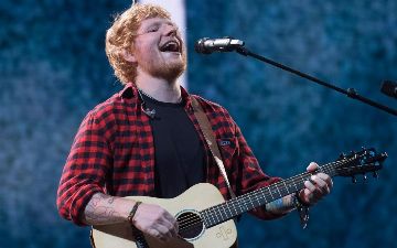 Певец Эд Ширан устроил мини-концерт для сборной Англии по футболу