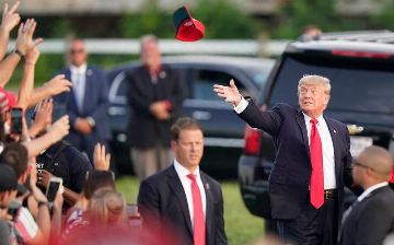 Дональд Трамп провел первый крупный митинг после ухода с поста президента США