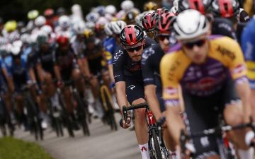 На «Тур де Франс» из-за болельщицы случился массовый завал велосипедистов  