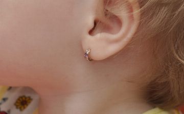 В Сурхандарье возбудили дело в отношении школьницы, напоившей четырехлетнюю девочку снотворным и укравшей у нее сережки