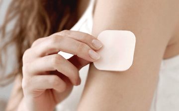 Врач рассказал, почему следует прятать место прививки на улице