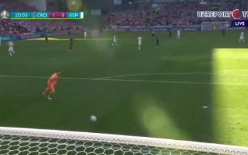 Сборная Испании пропустила глупейший автогол - видео 