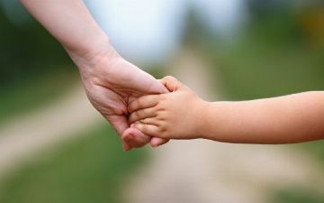 Депутаты предложили ввести ограничения на усыновление детей