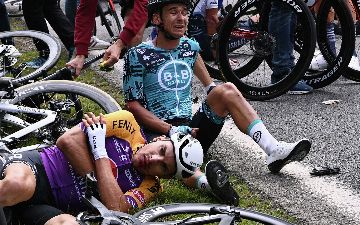 Во Франции арестовали болельщицу, по вине которой случился завал на «Тур де Франс»