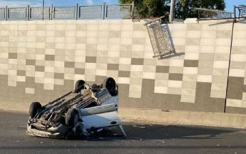 В Ташкенте Matiz потерял управление, сбил ограждение и вылетел с моста