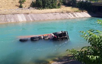 В Бостонлыкском районе «КамАЗ» вылетел в канал Паркент - фото