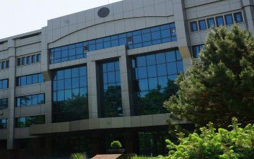 В Ташкенте сотрудники ГУВД силой затолкали женщину в автозак