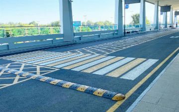 Выяснили, кому разрешается въезжать на эстакаду, ведущую на второй этаж аэропорта