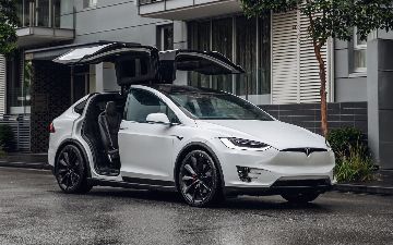 Электромобили Tesla стремительно дорожают