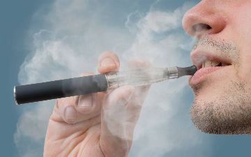 Стало ясно, почему курение вейпов разрушает легкие